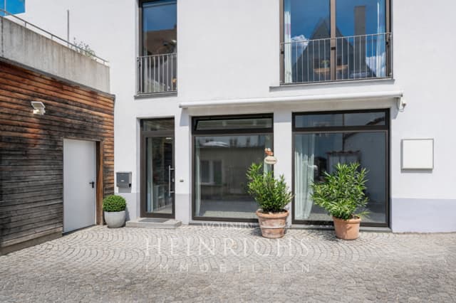 Moderne Gewerbefläche im Erdgeschoss in Freisings Altstadt mit klarer Architektur
