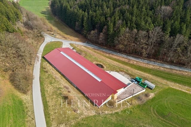 Komplettbetrieb Schweinemast 600 Plätze Bj. 2018 + Strohlager + 2,28 ha Flächen, Oberbayern