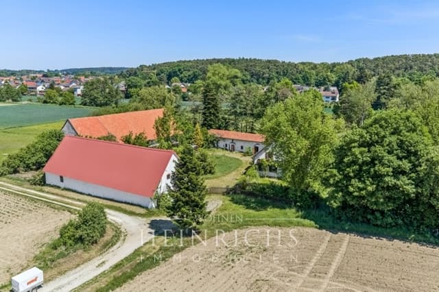 Einmalige Hofstelle mit Reithalle, Reiterstüberl und 10 Boxen, 1,54 ha am Stadtrand Schrobenhausen