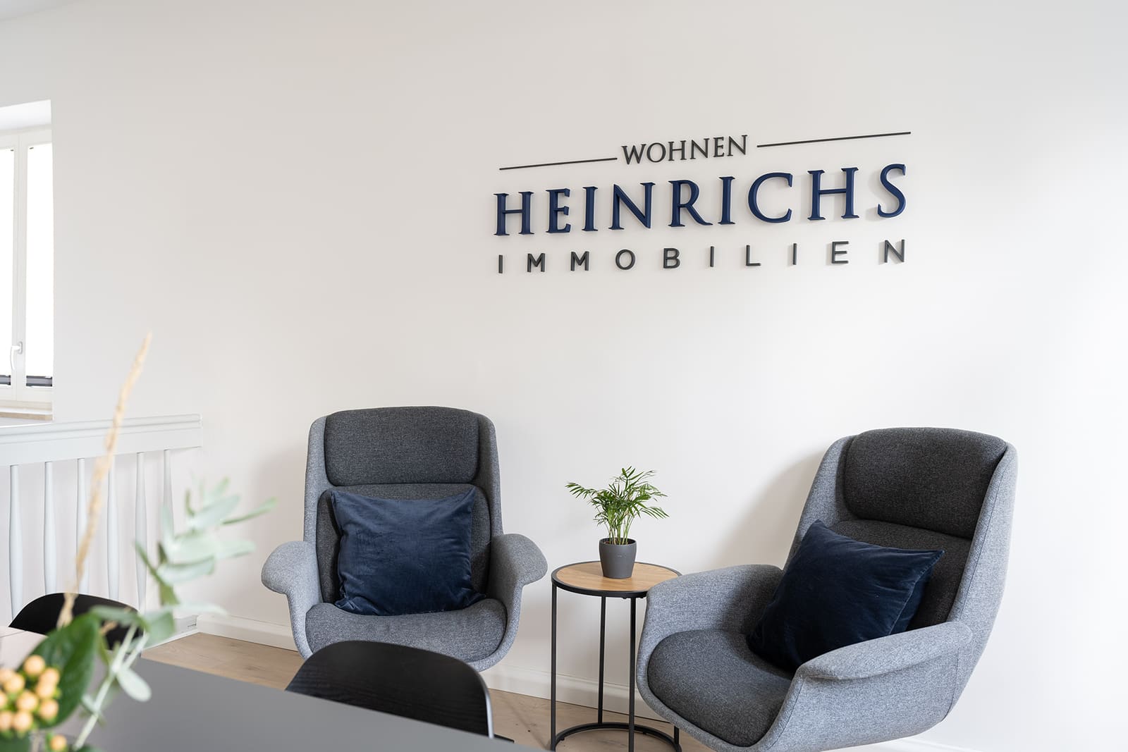 Beratungsecke im Büro von Heinrichs Immobilien in Freising – hier besprechen wir Ihre Preisstrategie