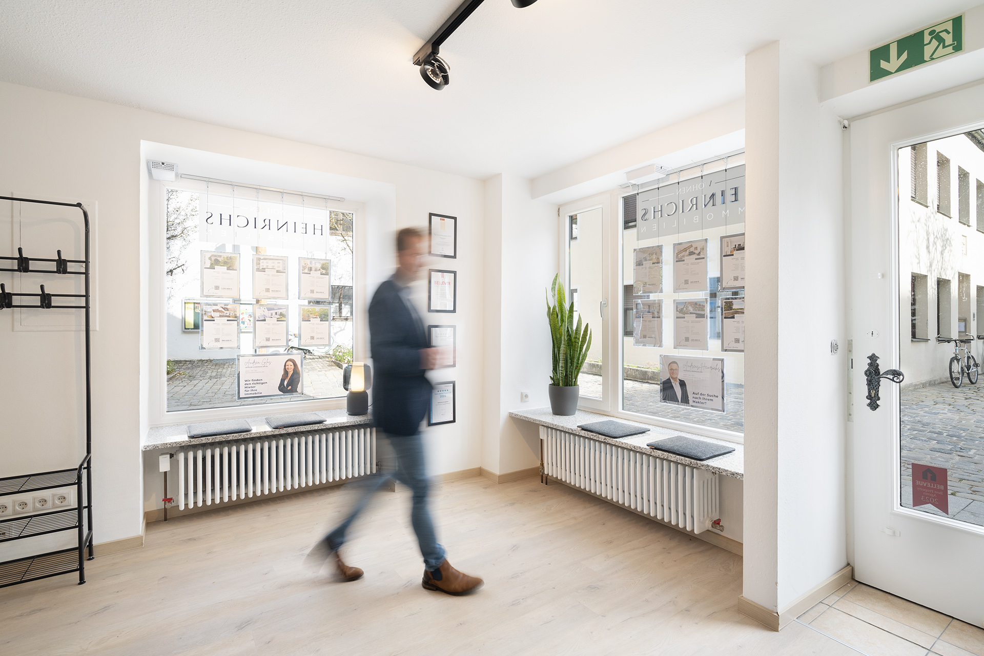 Das Ladenbüro von Heinrichs Immobilien am Rindermarkt in Freising mit Exposé-Schaufenstern