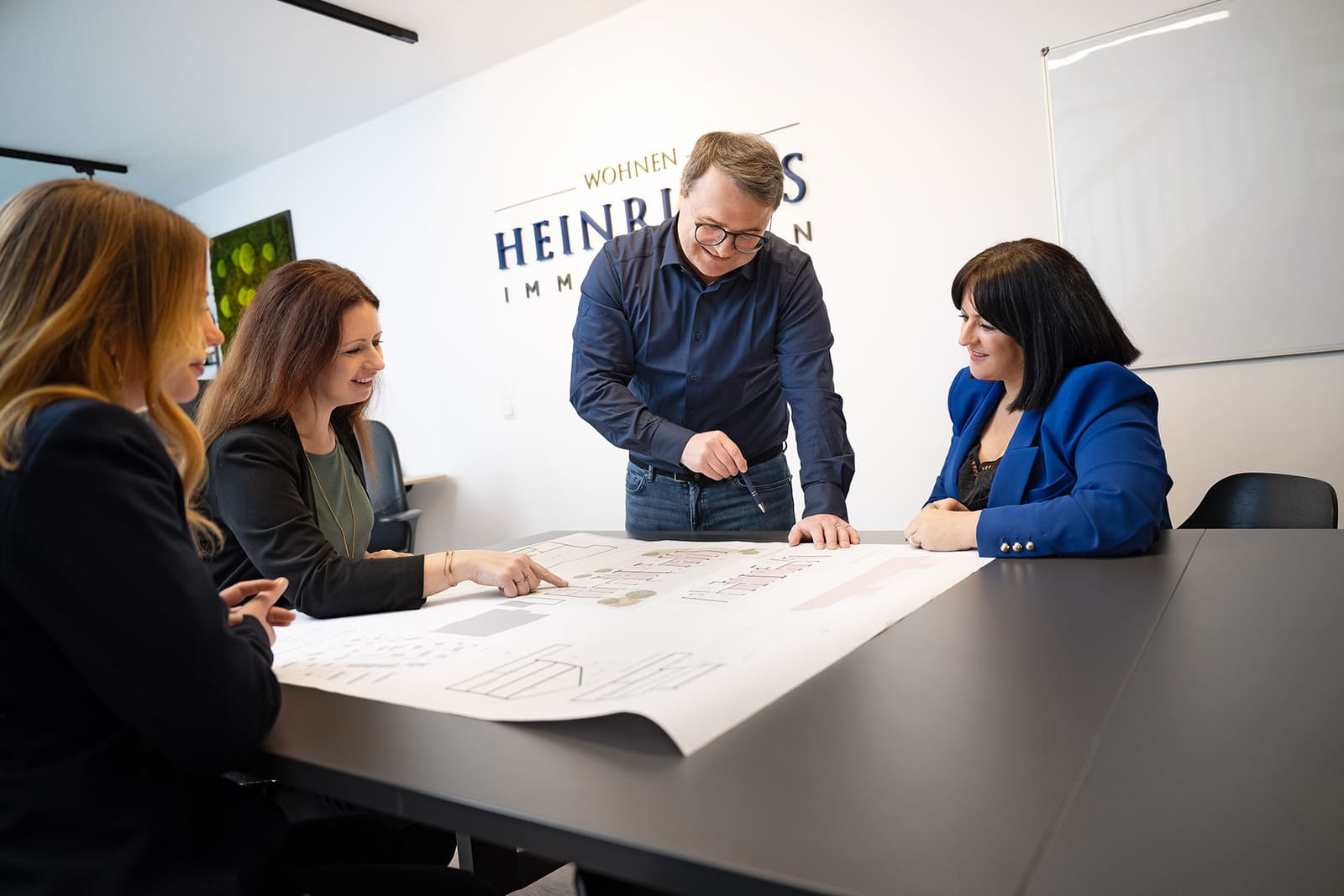 Das Team von Heinrichs Immobilien bespricht die Vermarktungsstrategie im Besprechungsraum