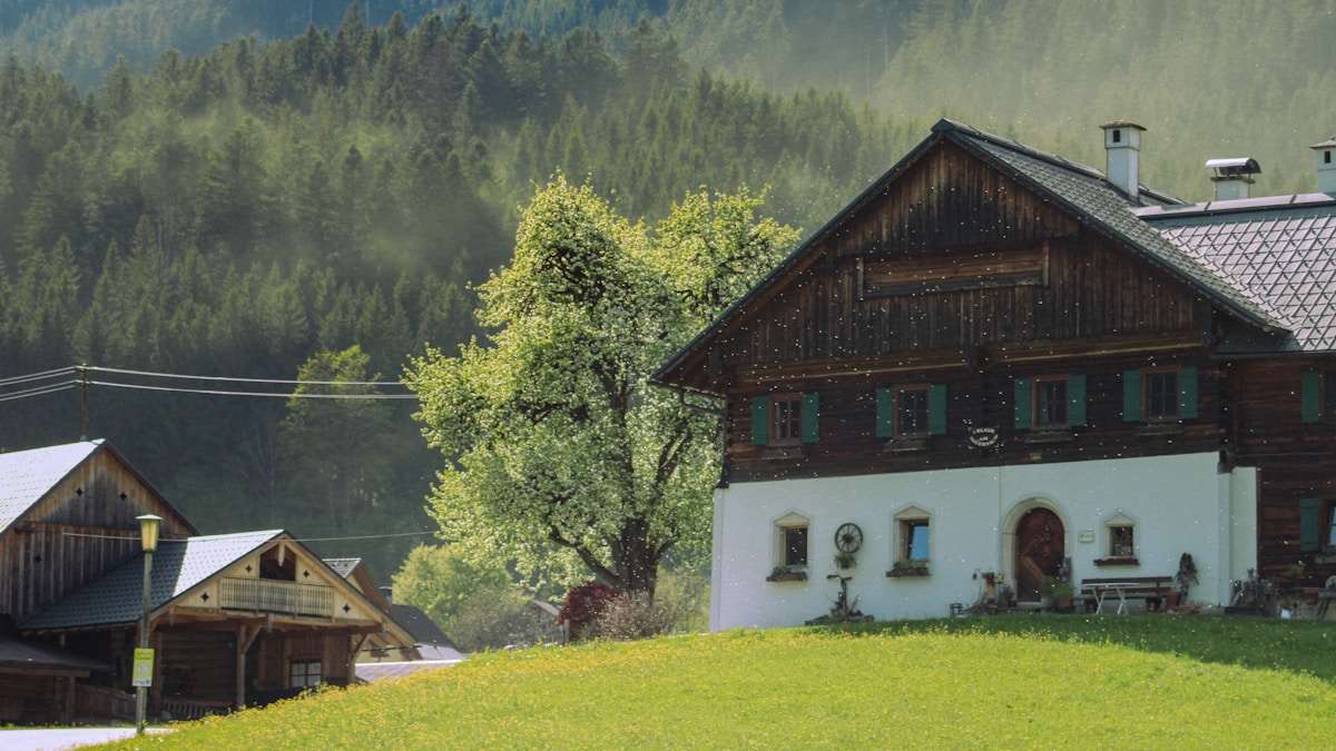 Traditioneller bayerischer Bauernhof mit Wiesen – Bauernhof verkaufen in Bayern