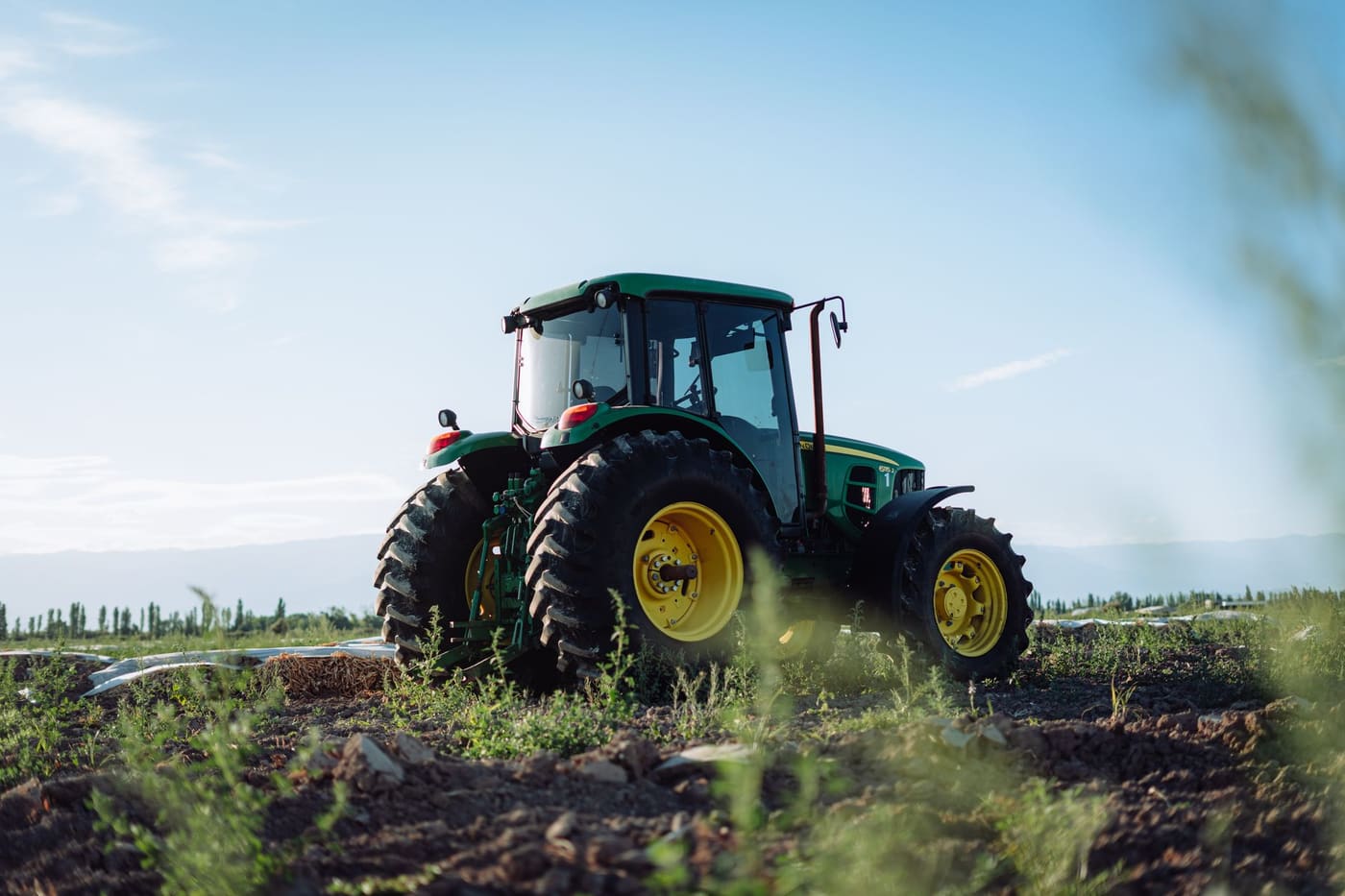Traktor bei der Feldarbeit – landwirtschaftliche Maschinen und Betriebsmittel
