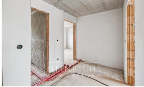 Innenausbau im Rohbau – Flur und Zimmer mit Fußbodenheizungs-Vorbereitung