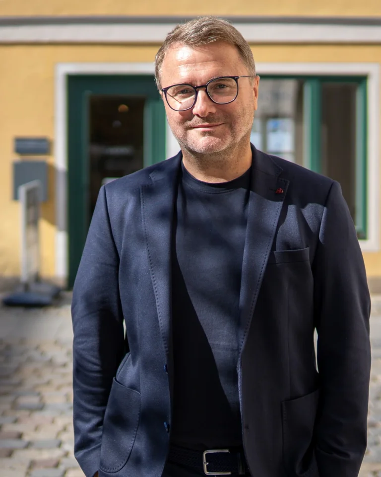 Andreas Heinrichs, Inhaber von Heinrichs Immobilien, im dunklen Sakko vor dem Ladenbüro am Rindermarkt in Freising
