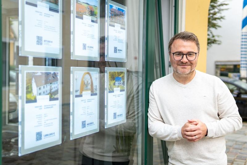 Andreas Heinrichs vor dem Schaufenster des Ladenlokals am Rindermarkt in Freising